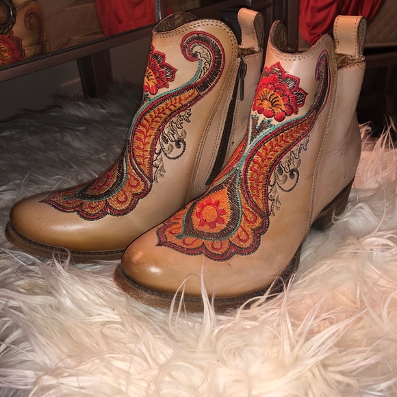 BRAND NEW corral booties embroidered - Picture 7 of 8